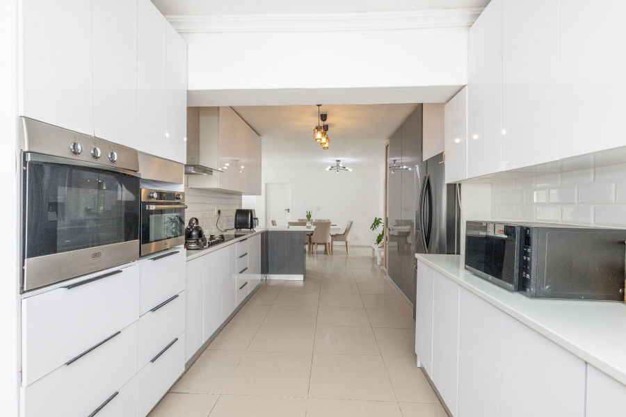 6 Bedroom Property for Sale in Jakarandas Western Cape
